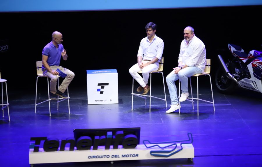 Enrique Arriaga (primero por la derecha) durante la presentación del circuito del motor