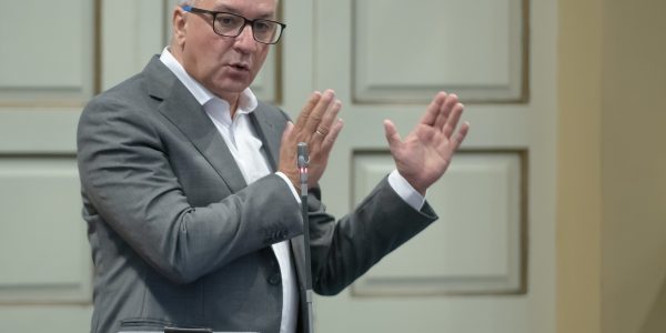 Luis Campos en el Parlamento de Canarias