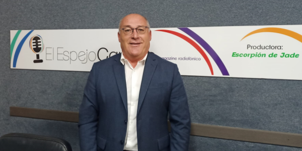 Manolo López en los estudios de El Espejo Canario