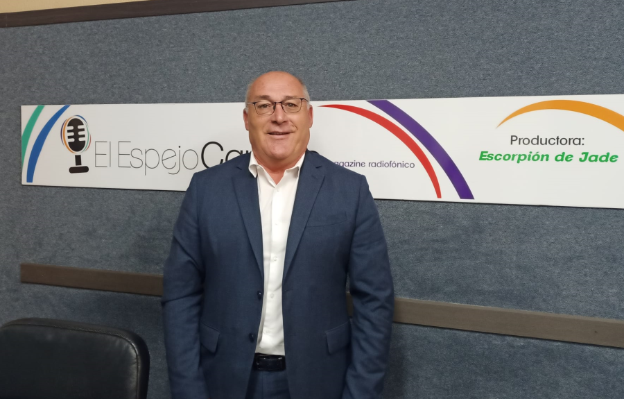 Manolo López en los estudios de El Espejo Canario