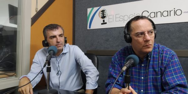 Manuel Domínguez y Poli Suárez en los estudios de El Espejo Canario