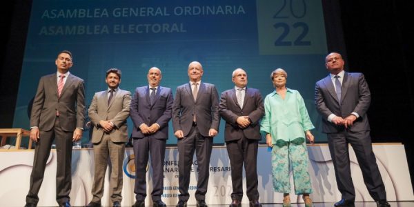 Pedro Ortega (centro) junto a la nueva directiva de la CEE