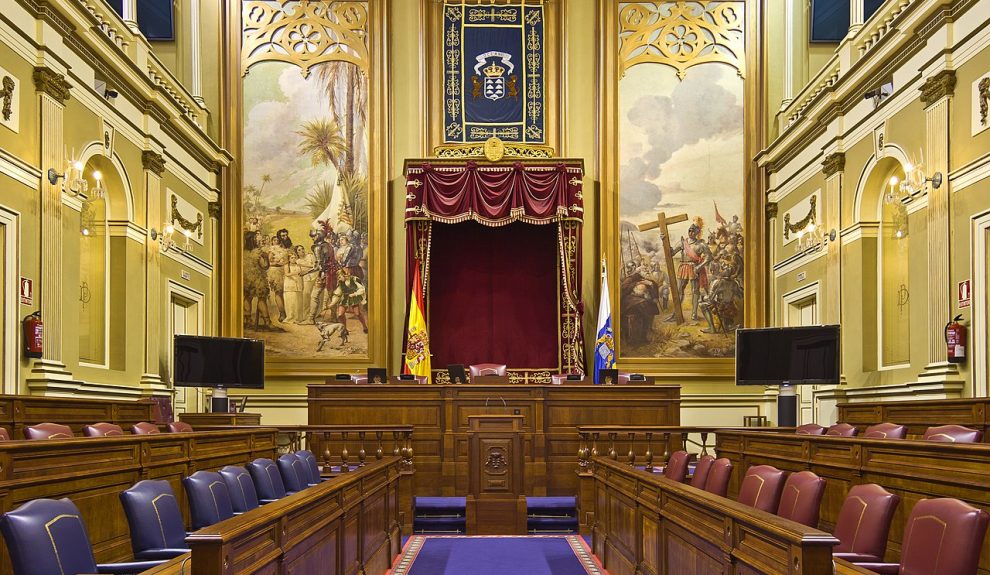 Sala de Plenos del Parlamento de Canarias | Foto: Christian Köppchen (Wikipedia)