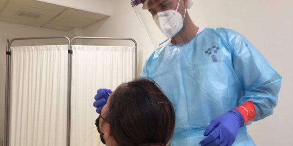 Realización de una PCR | Foto: Servicio Canario de Salud