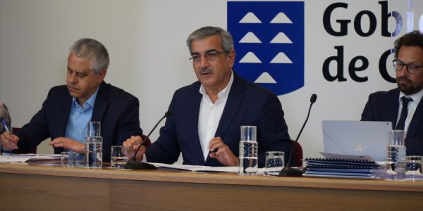 Fermín Delgado, a la izquierda, junto a Román Rodríguez | Foto: Gobierno de Canarias