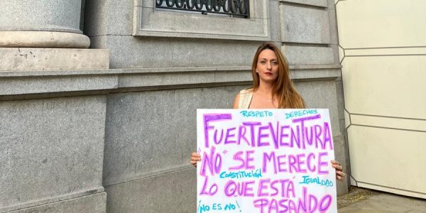 Yaiza Sotorrío en una protesta ante el Ministerio de Igualdad