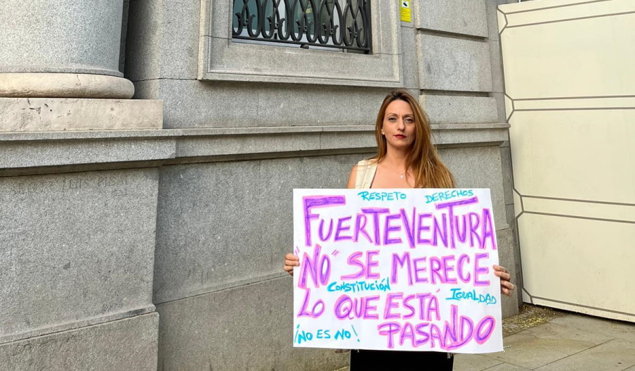Yaiza Sotorrío en una protesta ante el Ministerio de Igualdad