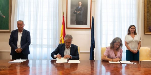 Firma del protocolo para bonificar guaguas y tranvía en Canarias