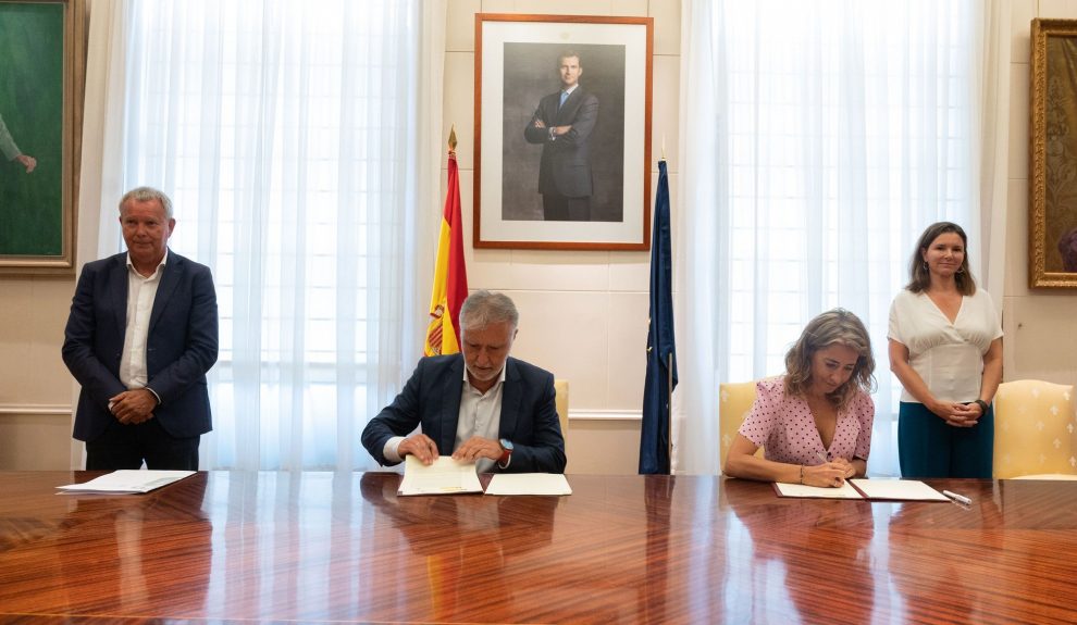 Firma del protocolo para bonificar guaguas y tranvía en Canarias