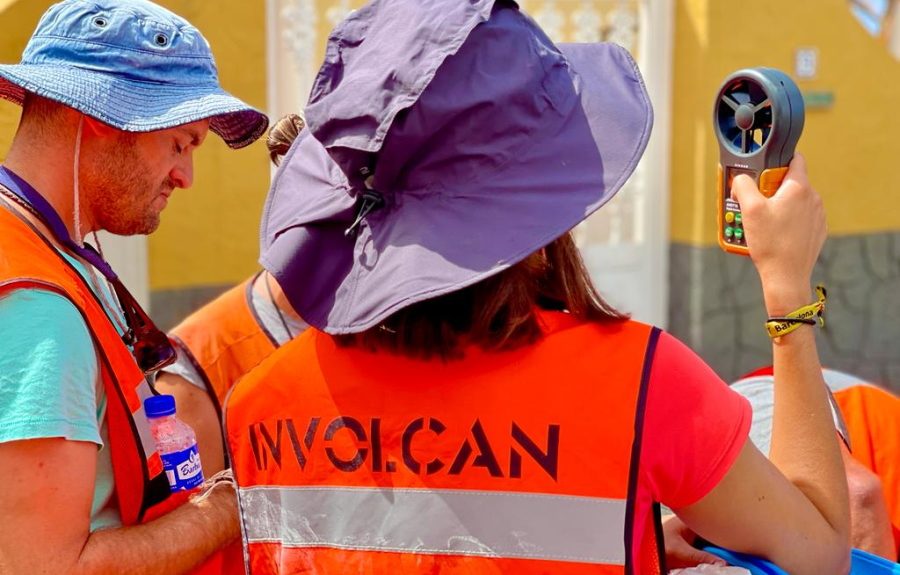 Trabajadores de Involcan realizando mediciones en Puerto Naos