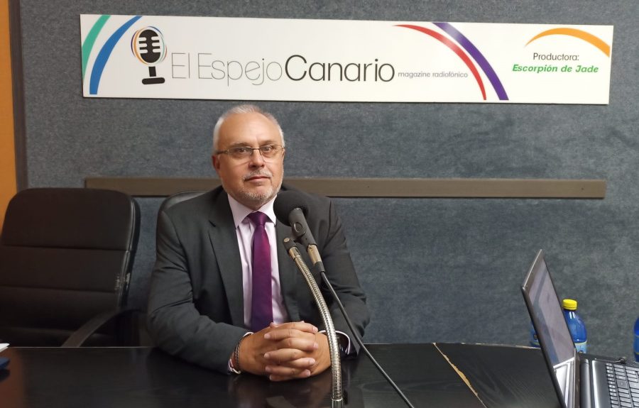 José Cristóbal García en los estudios de El Espejo Canario