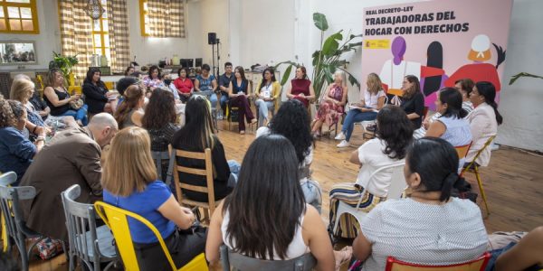 Reunión de empleadas del hogar para analizar la nueva ley