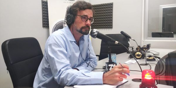 Nicolás Villalobos en los estudios de 7.7 Radio