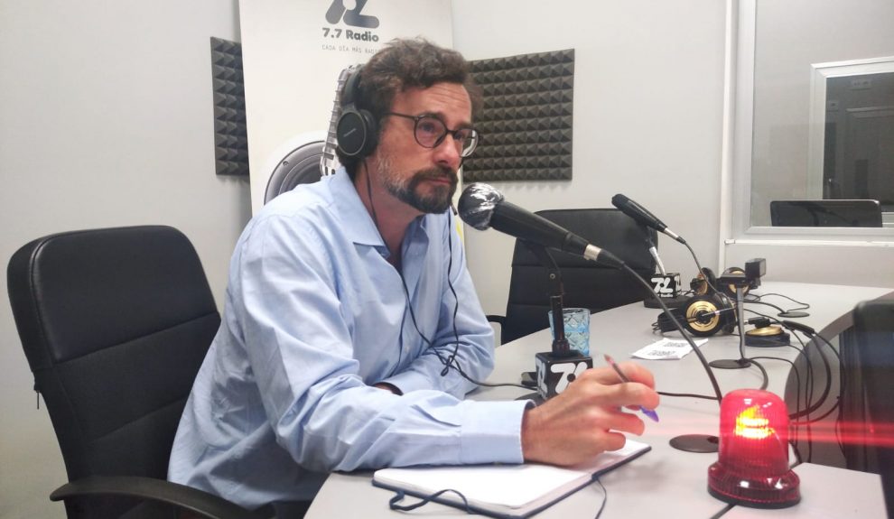 Nicolás Villalobos en los estudios de 7.7 Radio