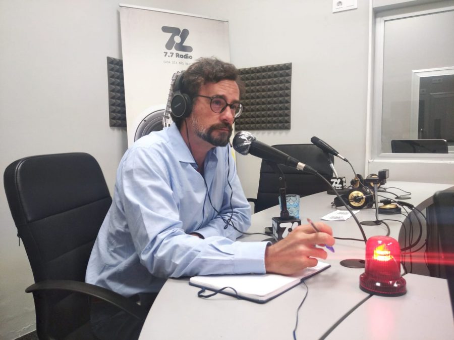 Nicolás Villalobos en los estudios de 7.7 Radio Nicolás Villalobos en los estudios de 7.7 Radio