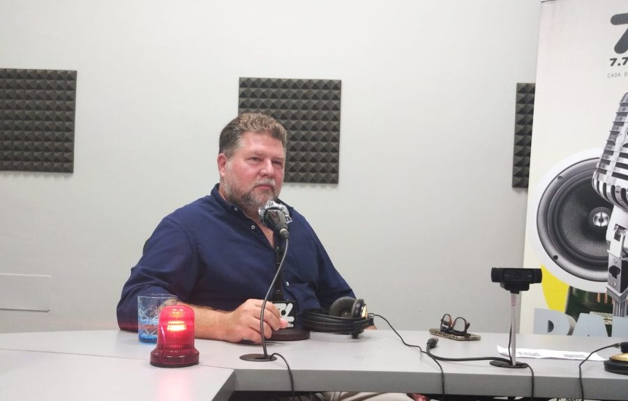 Paco Machado en los estudios de El Espejo Canario