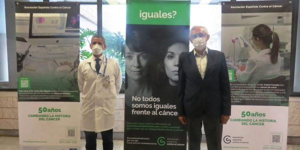 Fernando Fraile, derecha, en la presentación de una campaña contra el cáncer