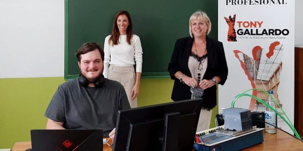 Daniel Pérez Gómez (izquierda) en el aula del IES Tony Galalrdo