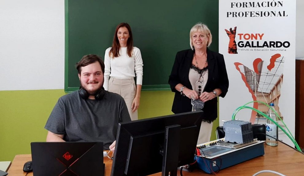 Daniel Pérez Gómez (izquierda) en el aula del IES Tony Galalrdo