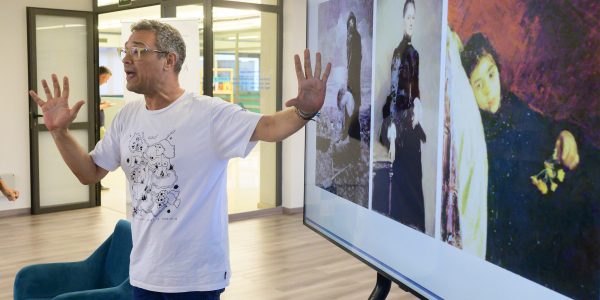 Quino Falero en un momento de la creación de ‘La Umbría’ de Alonso Quesada