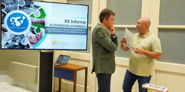 Juan Carlos Lorenzo y Enrique Rodríguez en la entrega del informe de la pobreza al Parlamento Canario