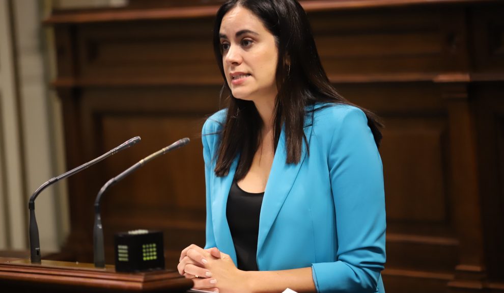 Vidina Espino en la sede del Parlamento de Canarias