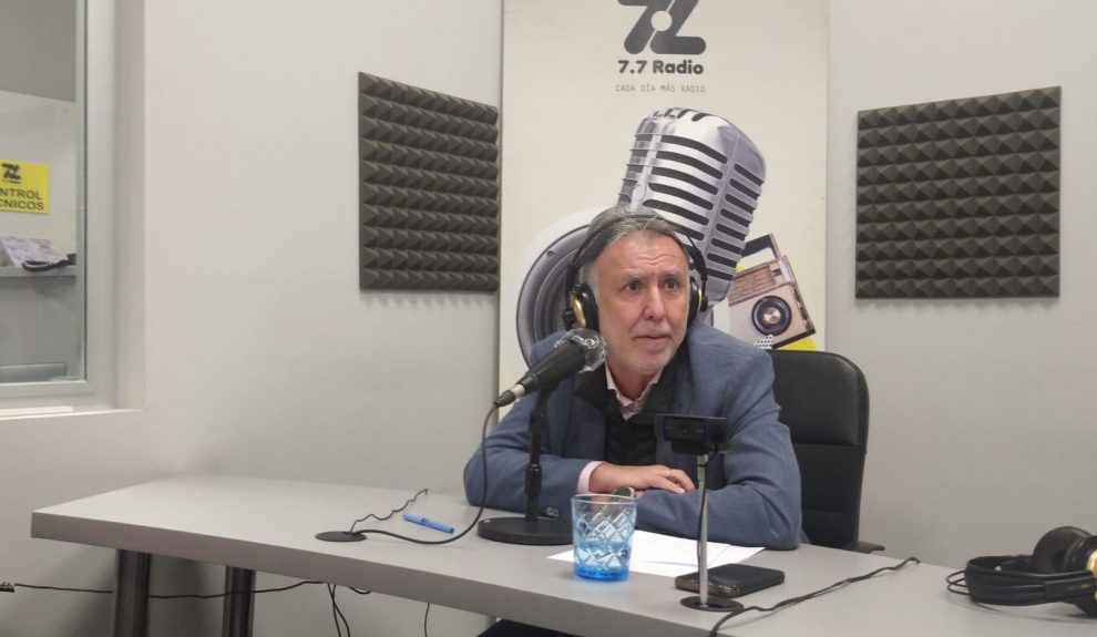 Ángel Víctor Torres en los estudios de El Espejo Canario