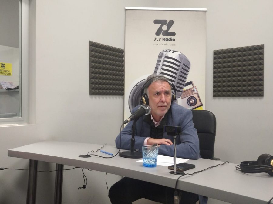 Ángel Víctor Torres en los estudios de El Espejo Canario Ángel Víctor Torres en los estudios de El Espejo Canario