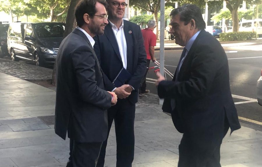 Anselmo Pestana junto a Antonio Olivera y José Luis Escrivá | Foto: Delegación del Gobierno en Canarias