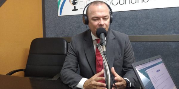 Augusto Hidalgo en los estudios de El Espejo Canario