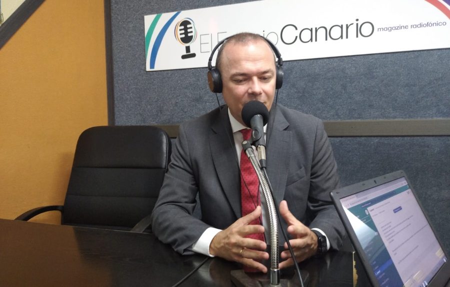 Augusto Hidalgo en los estudios de El Espejo Canario