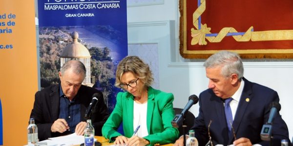 Conchi Narváez durante la firma del convenio para la celebración del X Foro Internacional de Turismo Maspalomas Costa Canaria