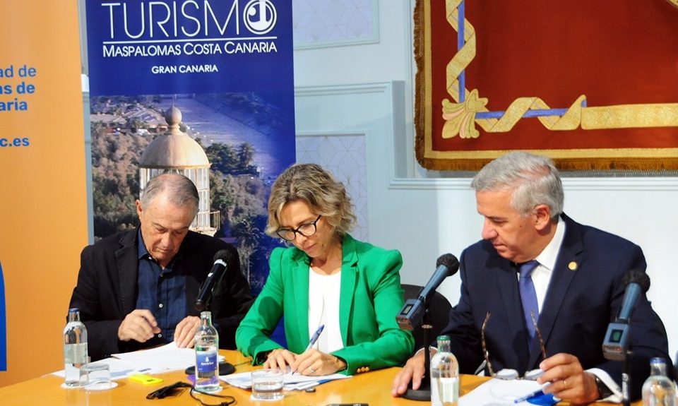 Conchi Narváez durante la firma del convenio para la celebración del X Foro Internacional de Turismo Maspalomas Costa Canaria