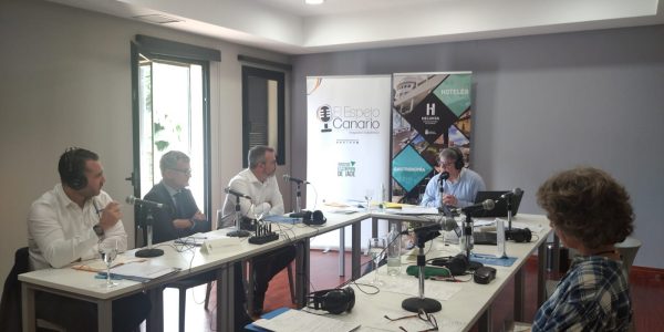 Alicia Gómez, Manuel Sánchez y Javier Ruiz en los estudios de El Espejo Canario.