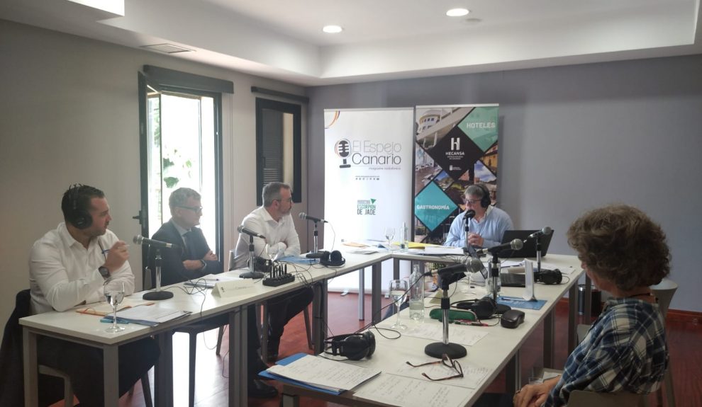 Alicia Gómez, Manuel Sánchez y Javier Ruiz en los estudios de El Espejo Canario.