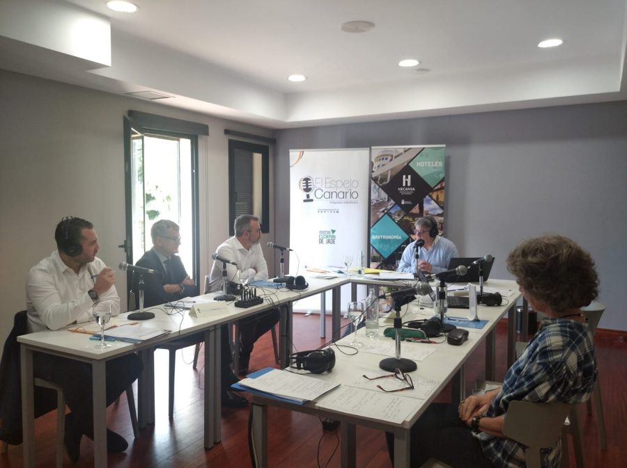 Alicia Gómez, Manuel Sánchez y Javier Ruiz en los estudios de El Espejo Canario. Alicia Gómez, Manuel Sánchez y Javier Ruiz en los estudios de El Espejo Canario.