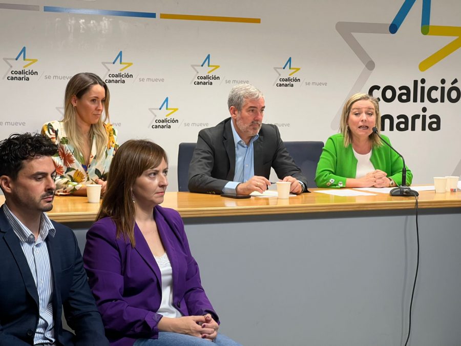 María Fernández, Fernando Clavijo y Ana Oramas durante la presentación del acuerdo con el Gobierno del Estado | Foto: CC María Fernández, Fernando Clavijo y Ana Oramas durante la presentación del acuerdo con el Gobierno del Estado | Foto: CC
