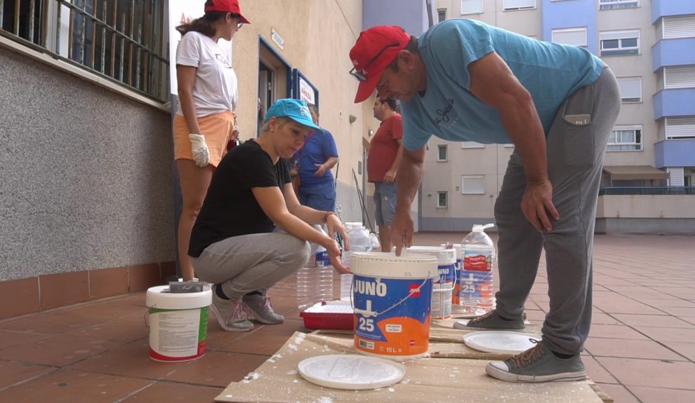 Vecinos colaboran en el barrio de Añaza para mejorar el entorno