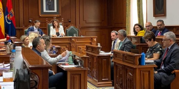 Carmen Hernández preside un pleno del Ayuntamiento de Telde