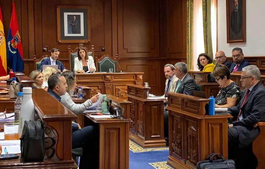 Carmen Hernández preside un pleno del Ayuntamiento de Telde