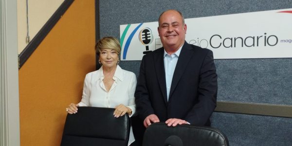 María Salud Gil y Virgilio Correa en los estudios de El Espejo Canario