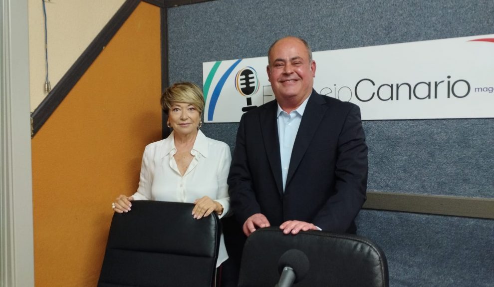 María Salud Gil y Virgilio Correa en los estudios de El Espejo Canario