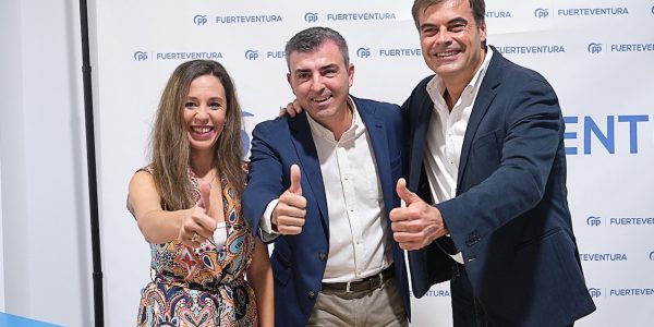 Jessica de León, junto a Manuel Domínguez y Fernando Enseñat | Foto: PP
