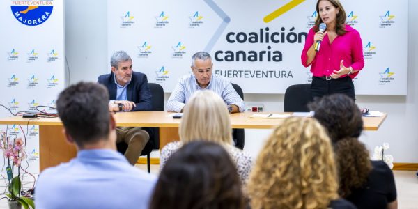 Lola García en una reunión de Coalición Canaria