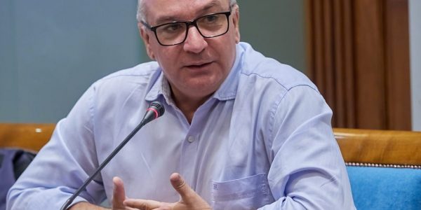 Luis Campos en una intervención parlamentaria | Foto: Nueva Canarias