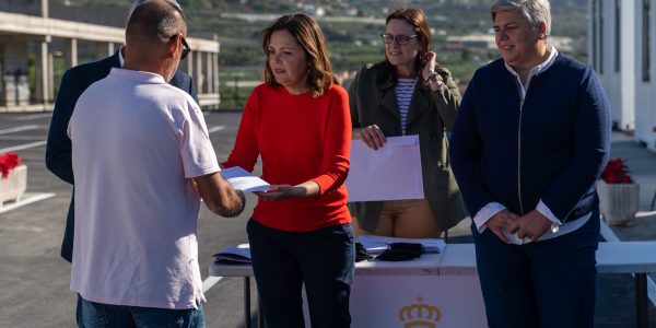 Maribel Santana durante la entrega de las viviendas en Los Llanos de Aridane | Foto: Gobierno de Canarias