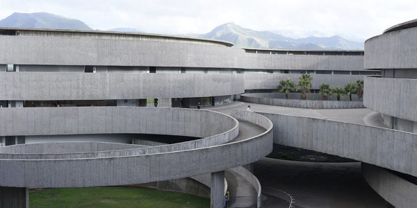 Edificio de la Facultad de Bellas Artes, en el Campus de Guajara | Foto: Emeterio Suárez (CC BY 3.0)