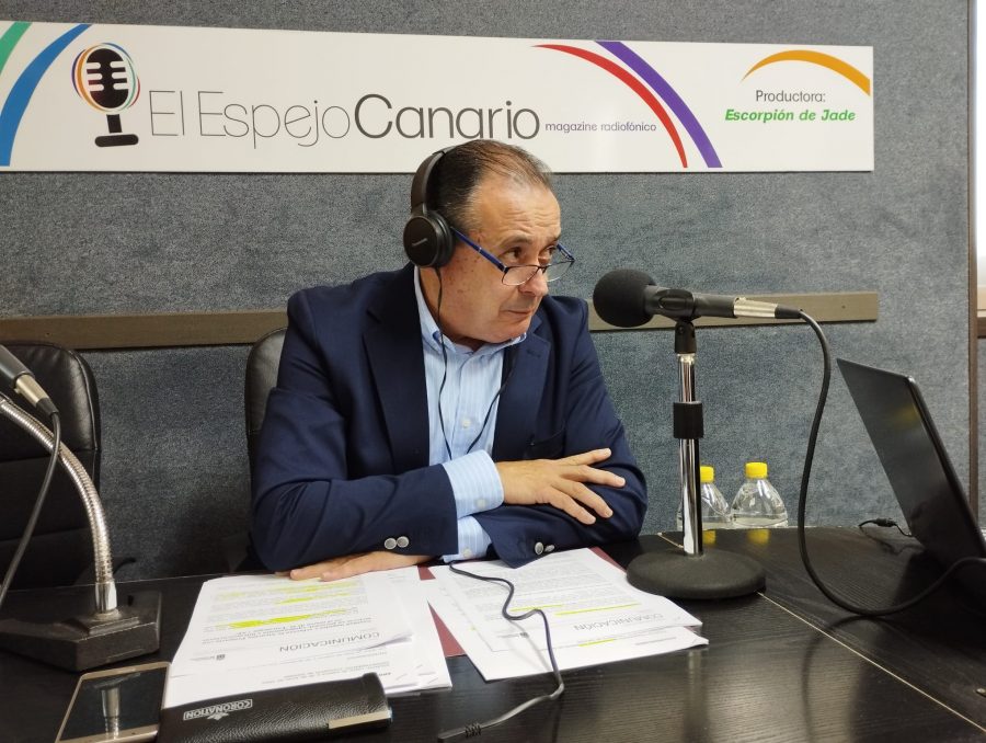 Blas Trujillo en los estudios de El Espejo Canario Blas Trujillo en los estudios de El Espejo Canario