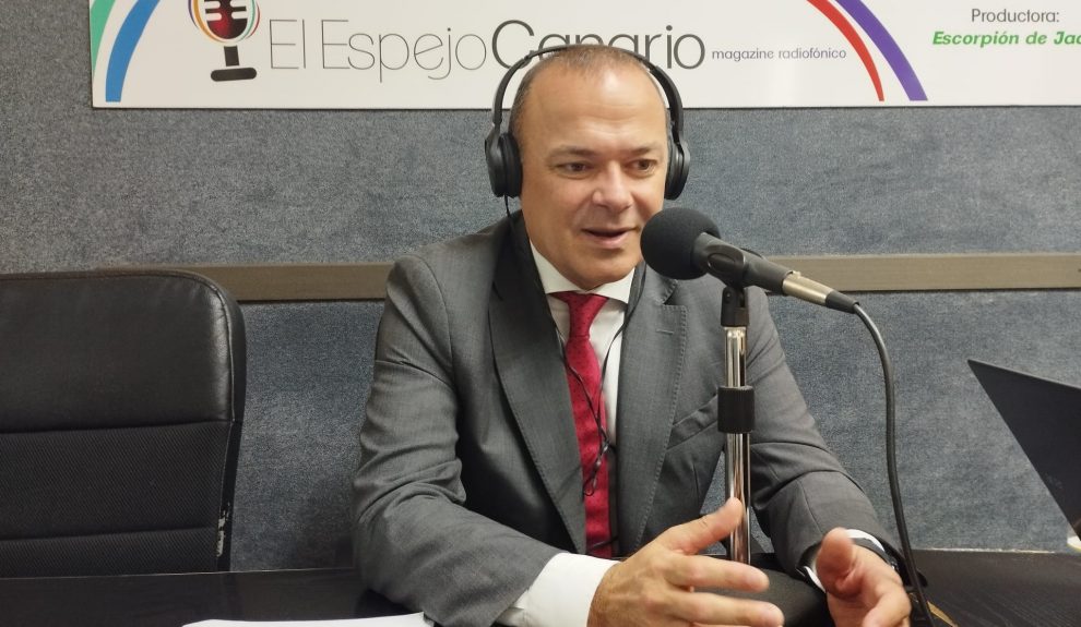 Augusto Hidalgo en los estudios de El Espejo Canario