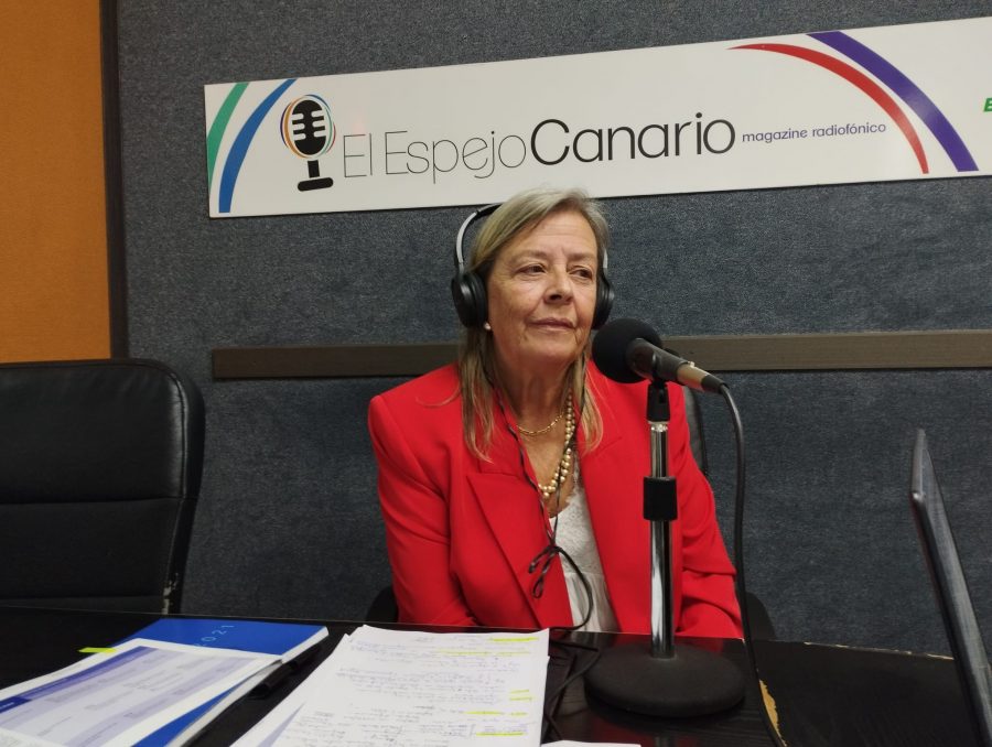 Mercedes Fernández-Couto en los estudios de El Espejo Canario Mercedes Fernández-Couto en los estudios de El Espejo Canario